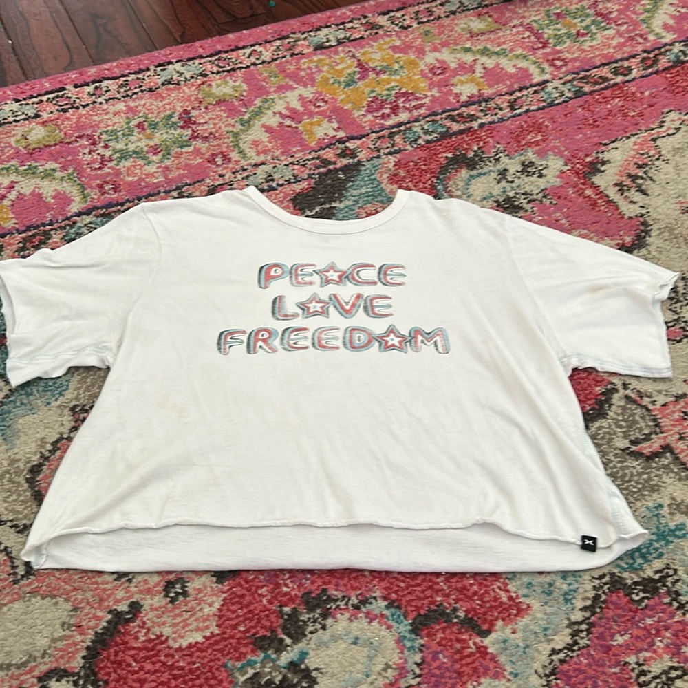 Woman’s Hurley “PEACE LOVE AND FREEDOM” cropped t-shirt